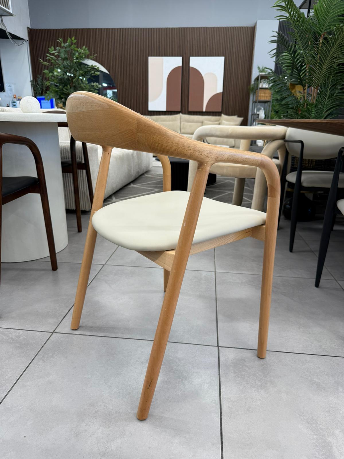 כיסא אוכל דגם ״Jord" בצבע שמנת