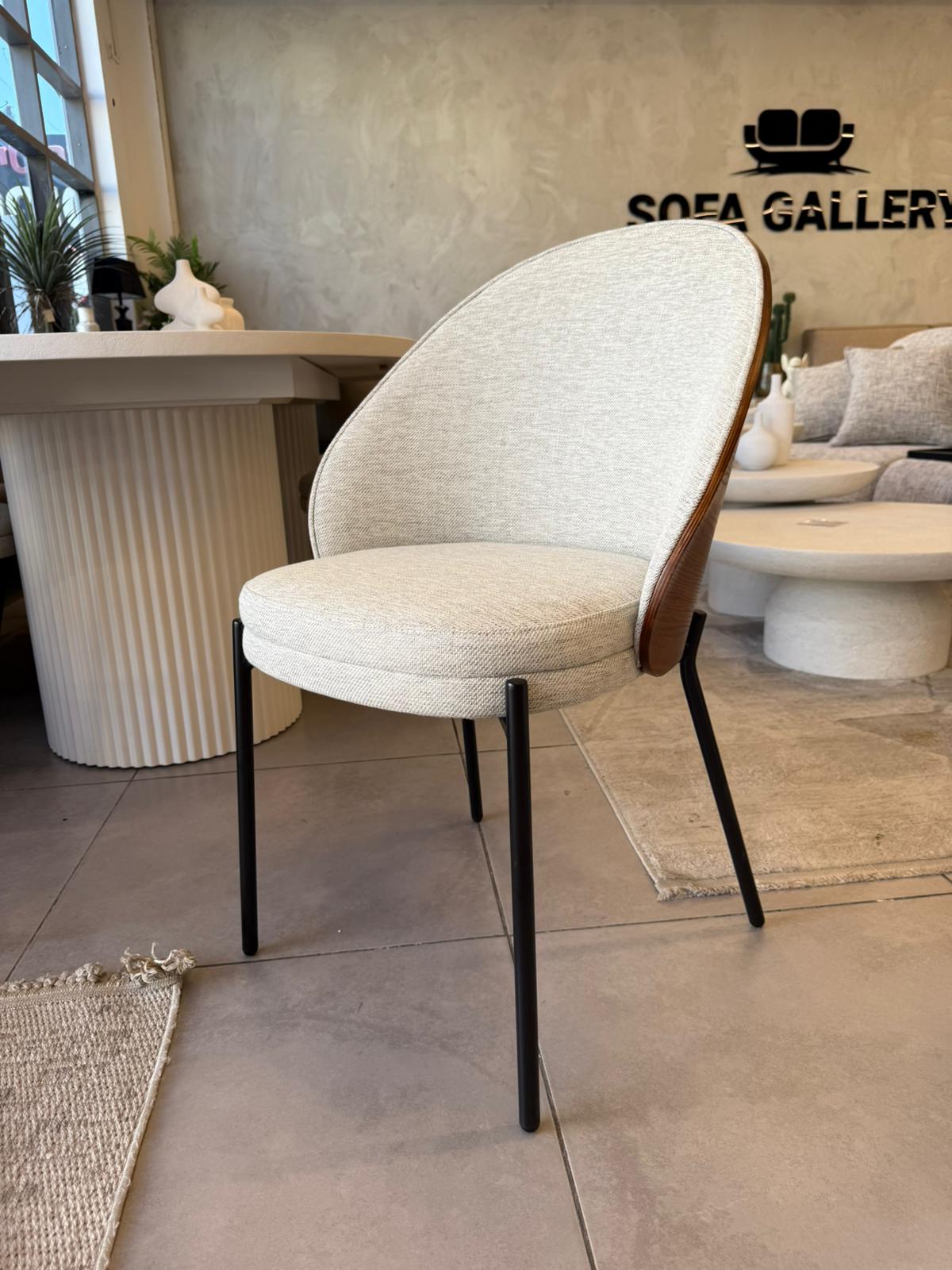 כיסא מעוצב בשילוב עץ מלא