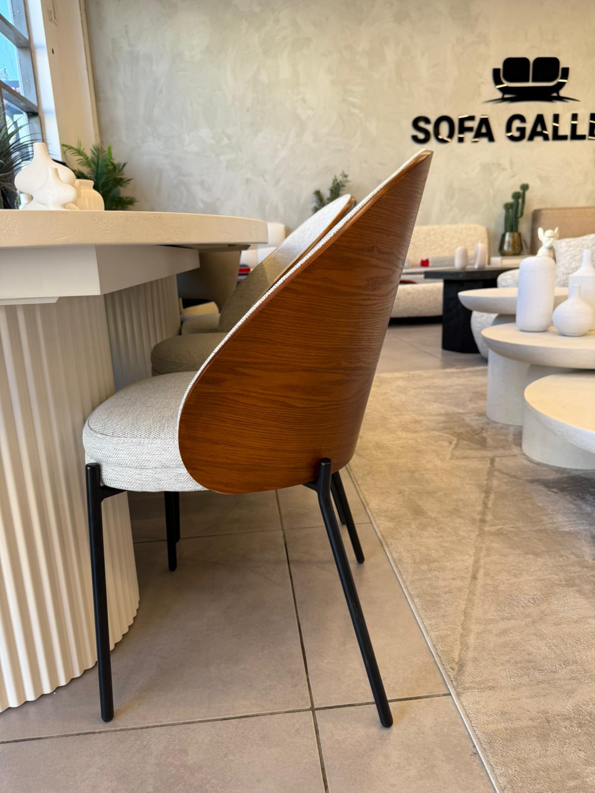 כיסא מעוצב בשילוב עץ מלא