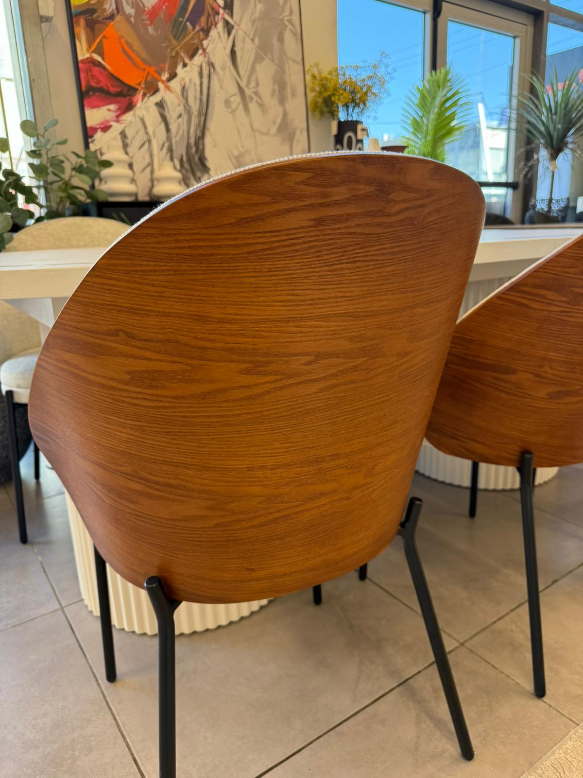 כיסא מעוצב בשילוב עץ מלא