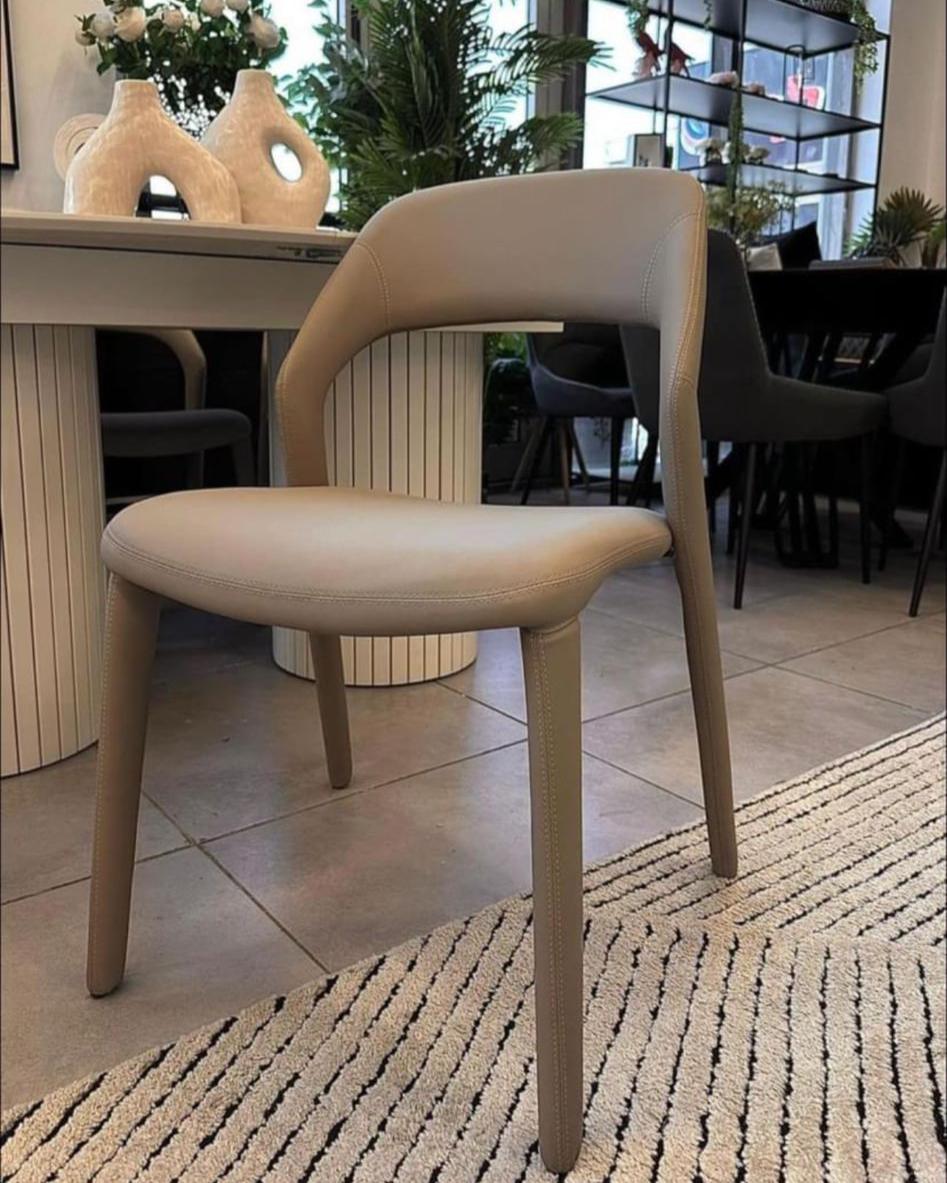 כיסא מעוצב דגם ״טי״